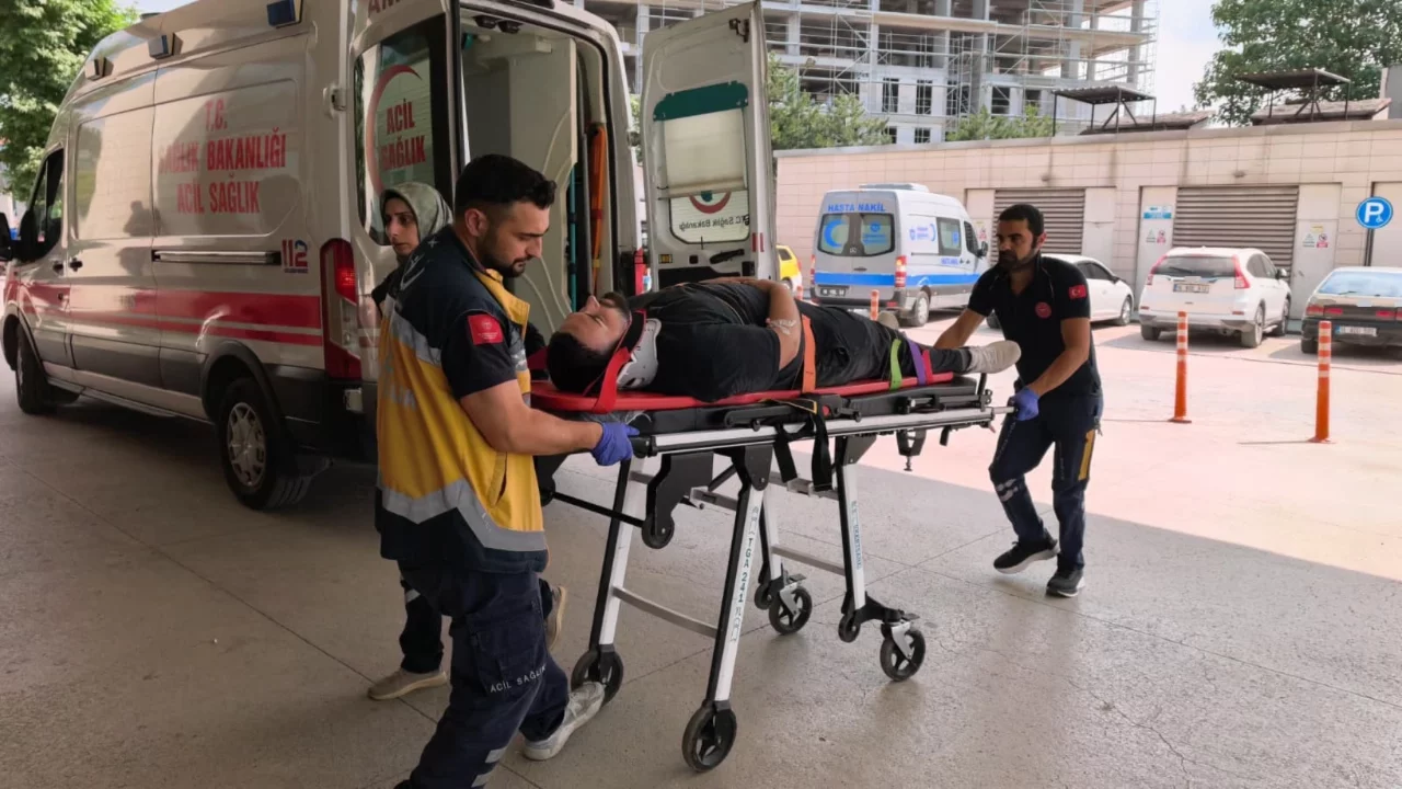 Bursa'da otomobille çarpışan motosikletli yaralandı