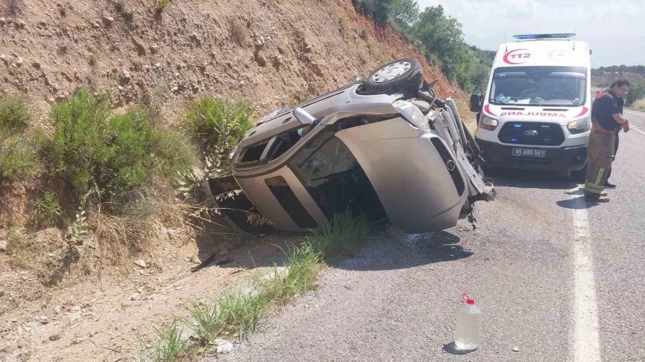 Manisa'da otomobil takla attı: 1'i çocuk 2 yaralı