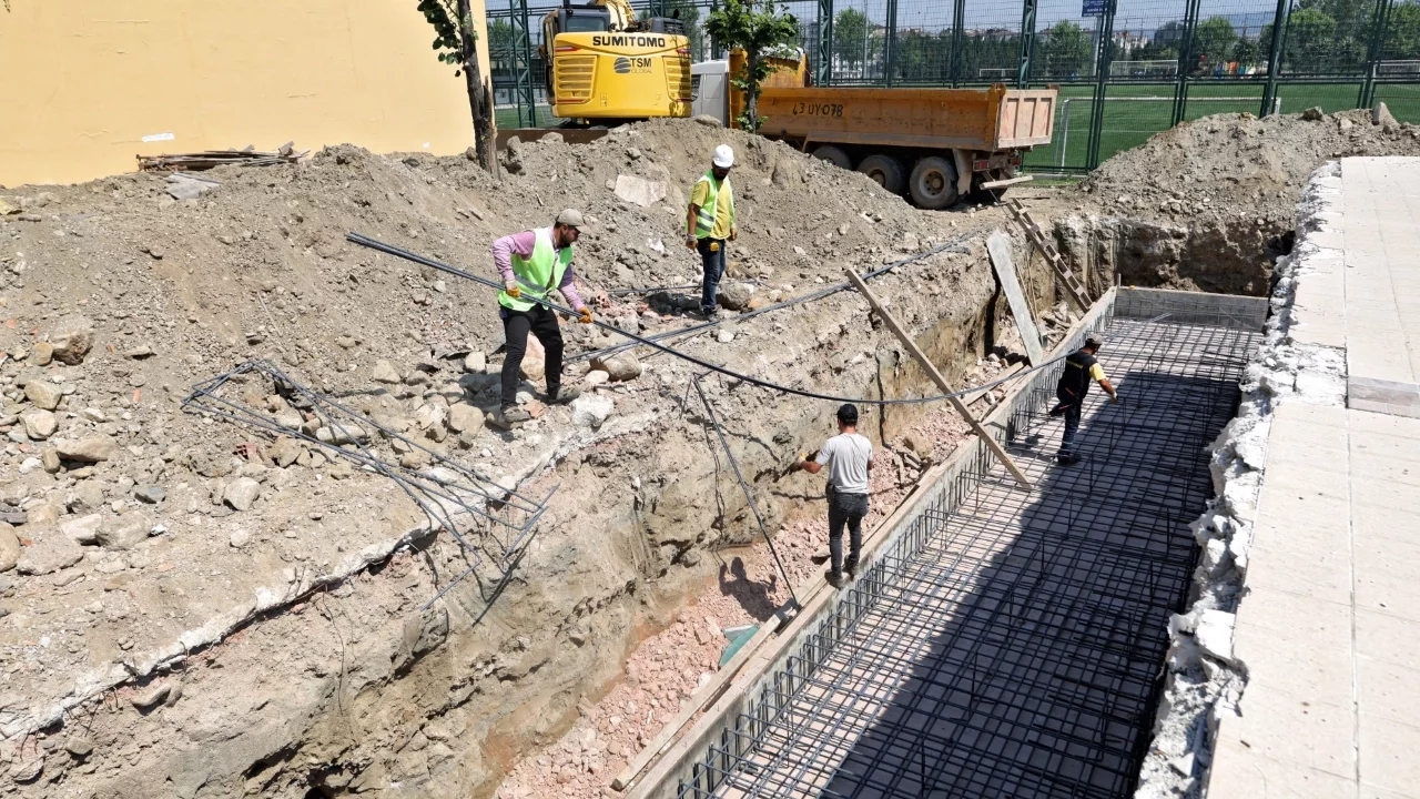 Bursa Büyükşehir Belediyesi'nden Yıldırım'da 4 mevsim havuz keyfi