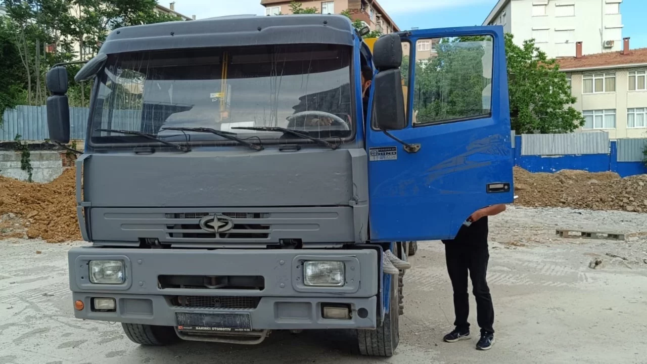 Boş arsaya kaçak toprak döken plakasız kamyona 287 bin lira ceza