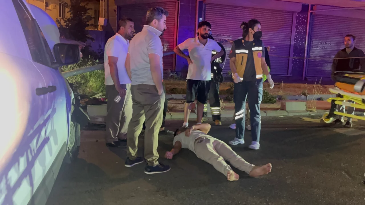 Tekirdağ'da aydınlatma direğine çarpan araç hurdaya döndü