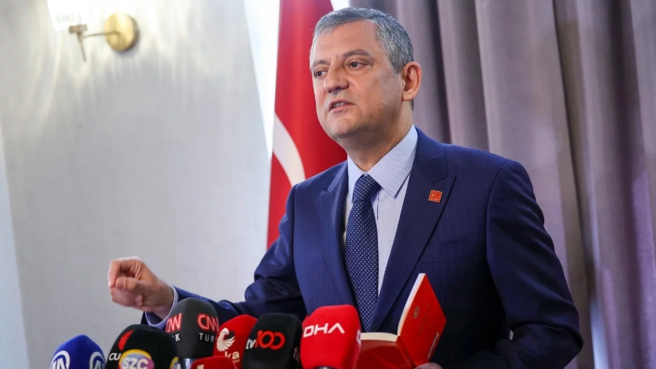 Özgür Özel'den 'yeni parti' iddiasına yanıt: Bu parti öyle kolay bırakılmaz, ayrılmak istemiyoruz