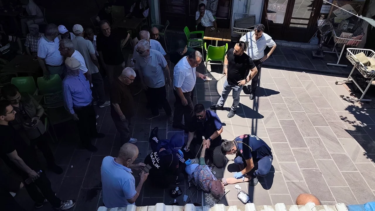 Manisa'da kalp krizinden ölen arkadaşının cenazesinde kalp krizi geçirdi