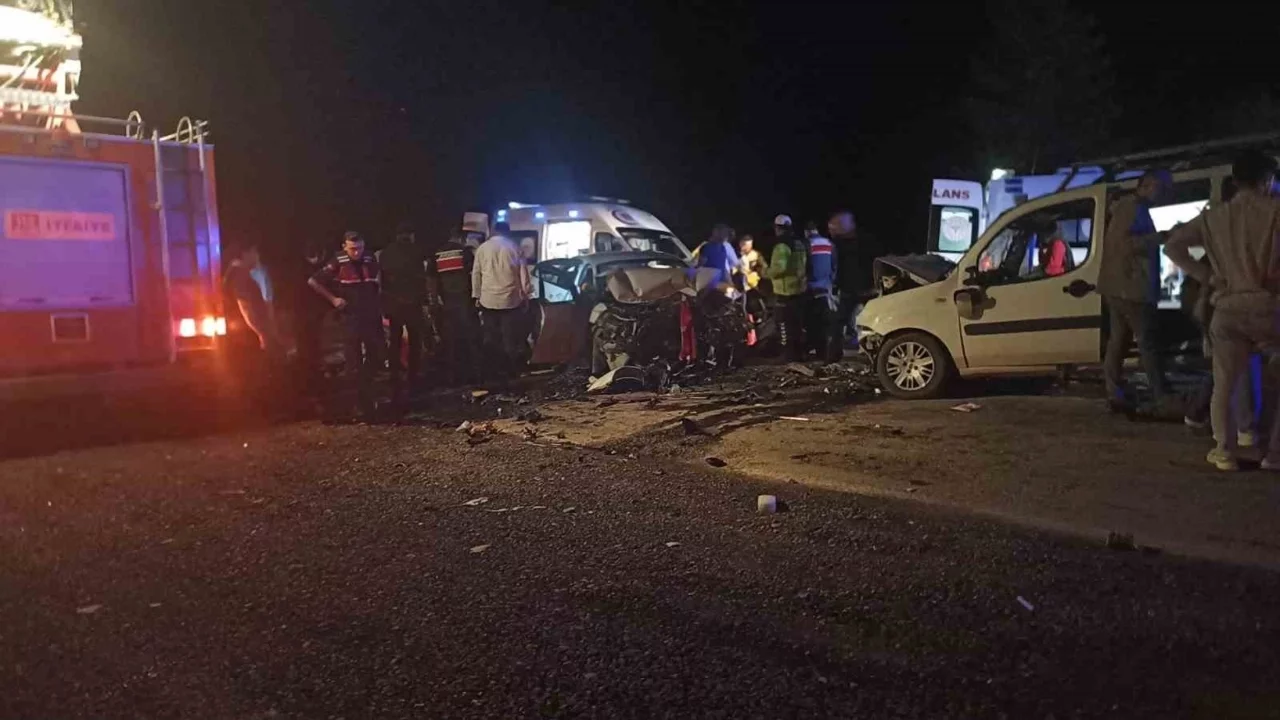 Sivas'ta iki araç kafa kafaya çarpıştı: 4'ü ağır çok sayıda yaralı