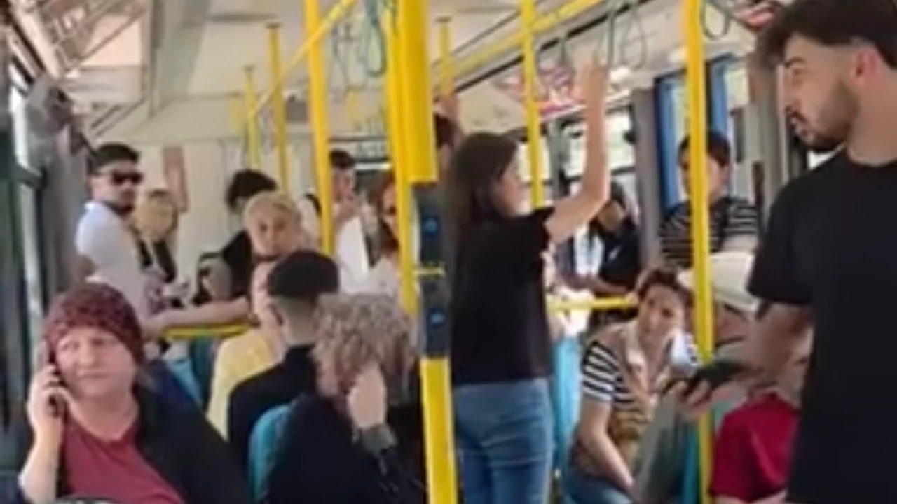 Bursa metrosunda yüksek sesle konuşma tartışması