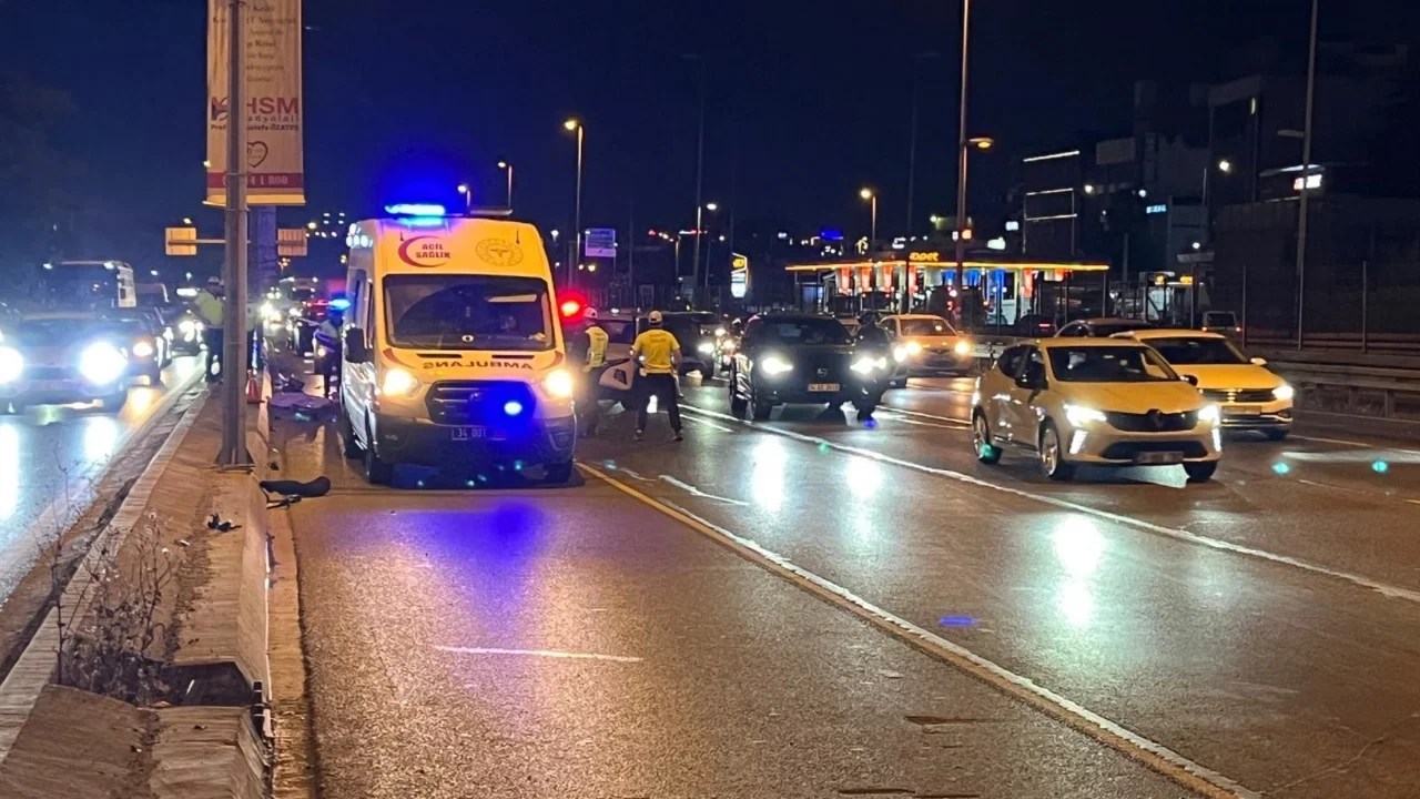 İstanbul'da kontrolden çıkan motosiklet direğe çarptı: : 2 ölü