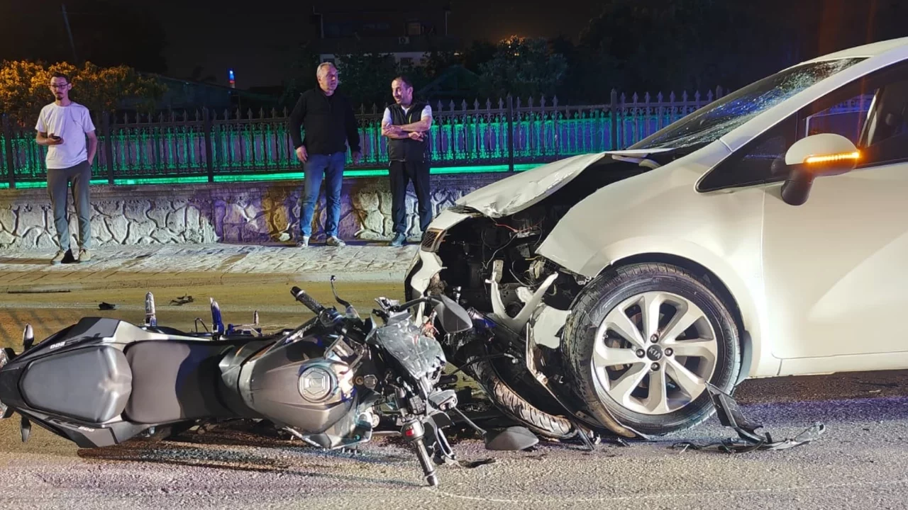 Sakarya'da otomobil ile kafa kafaya çarpışan motosiklet sürücüsü yaralandı