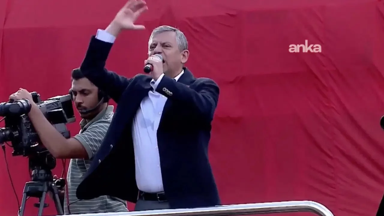 Özgür Özel Lüleburgaz'da: 'CHP'ye çökmeye çalışanlar bilsin, bu millete diz çöktüremezsiniz'