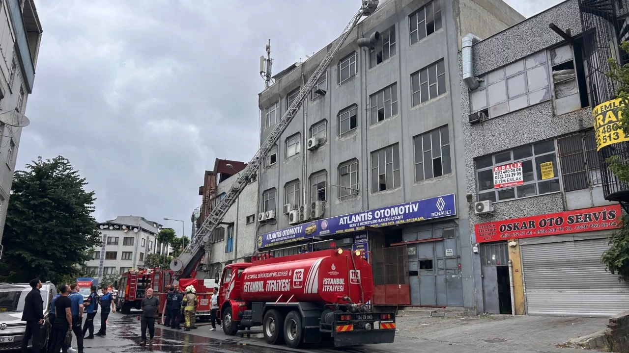 İstanbul'da plastik eşya üretim atölyesinde yangın paniği