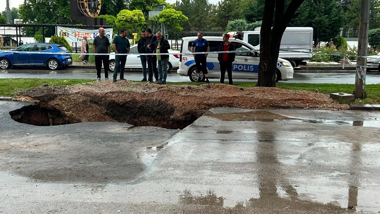 Ankara'da sağanak ardından yolda çökme meydana geldi