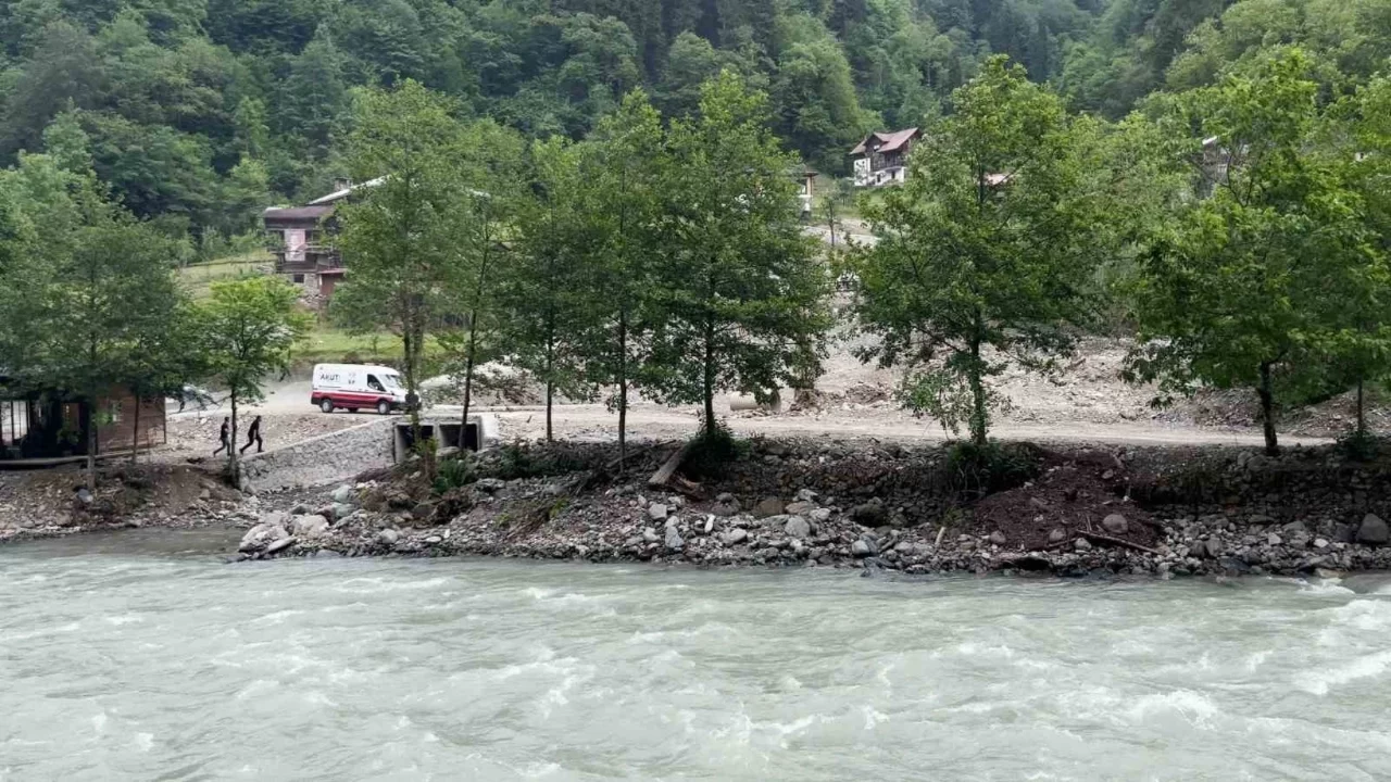 Rize'de kayıp kişiyi ararken AFAD botu akıntıya kapıldı: Bir personel yaşamını yitirdi