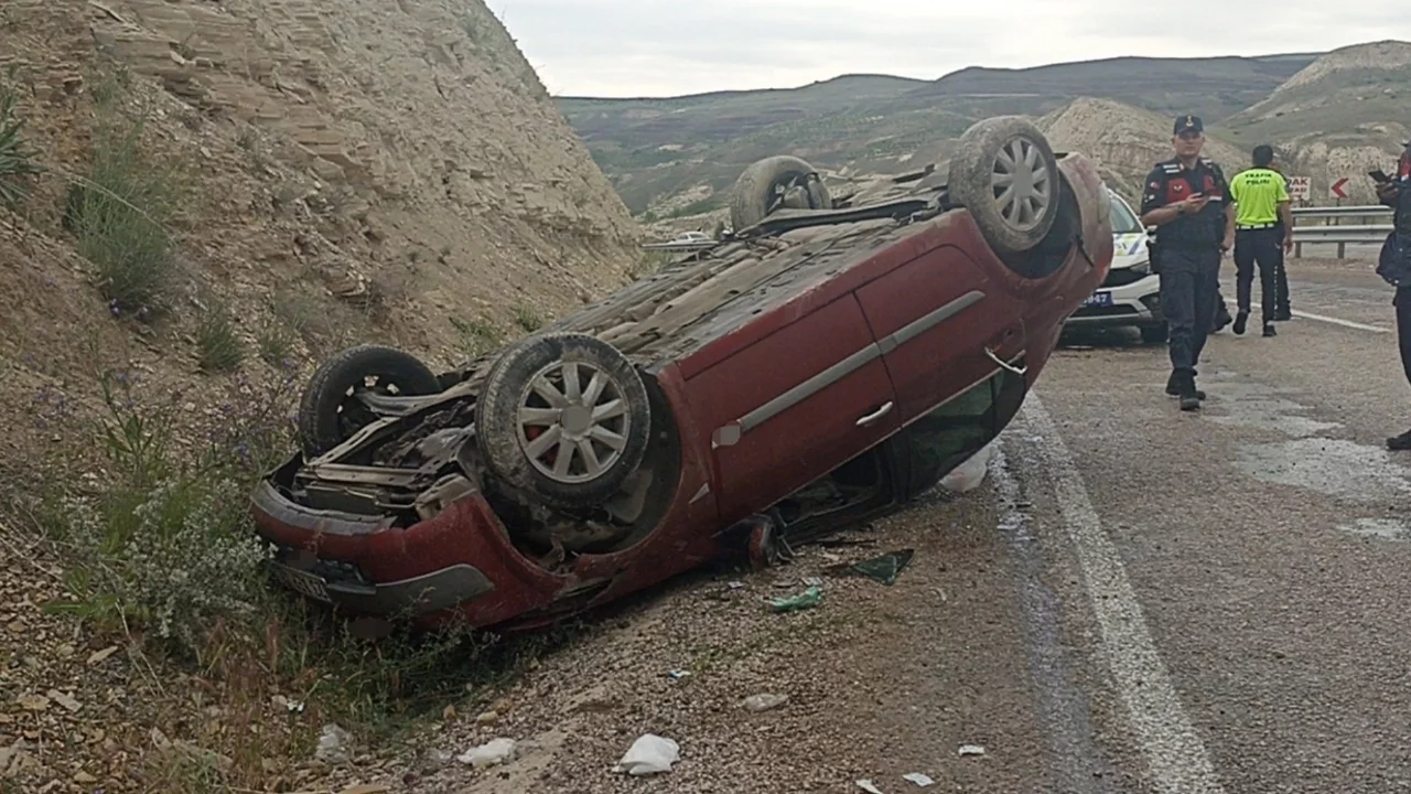 Sivas'ta otomobil takla attı: 2'si ağır 3 yaralı
