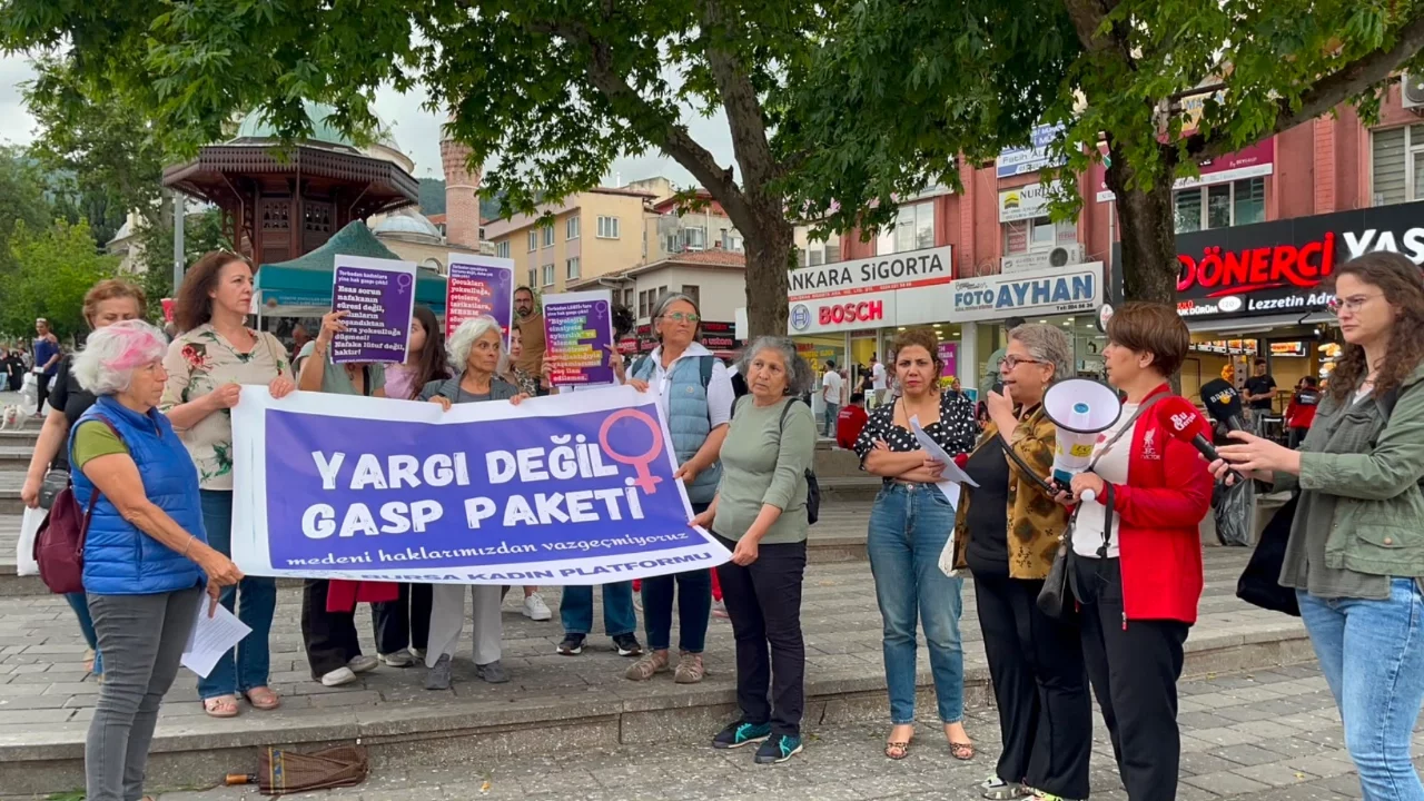Bursa Kadın Platformu'ndan 12. Yargı Paketi'ne tepki: "Haklarımızın gasp edilmesine sessiz kalmay...