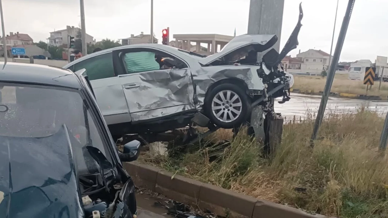 Eskişehir-Afyonkarahisar yolunda feci kaza: 2'si ağır 4 kişi yaralandı