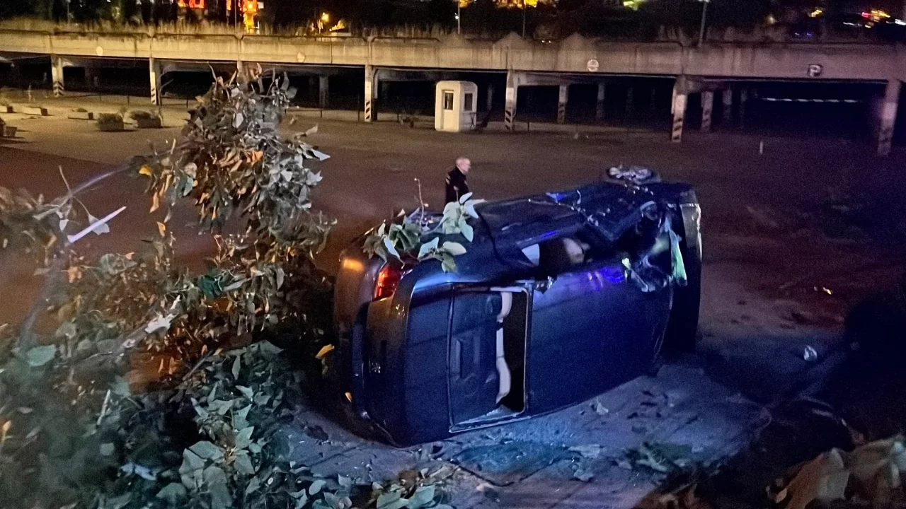 Bursa'da sıkıştırılan otomobil takla attı: 4 yaralı, sürücü firarda