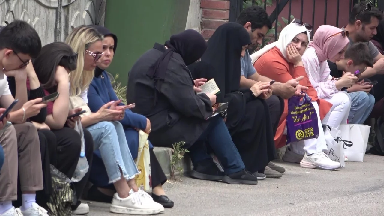Bursa'da öğrenciler içeride veliler dışarıda ter döktü