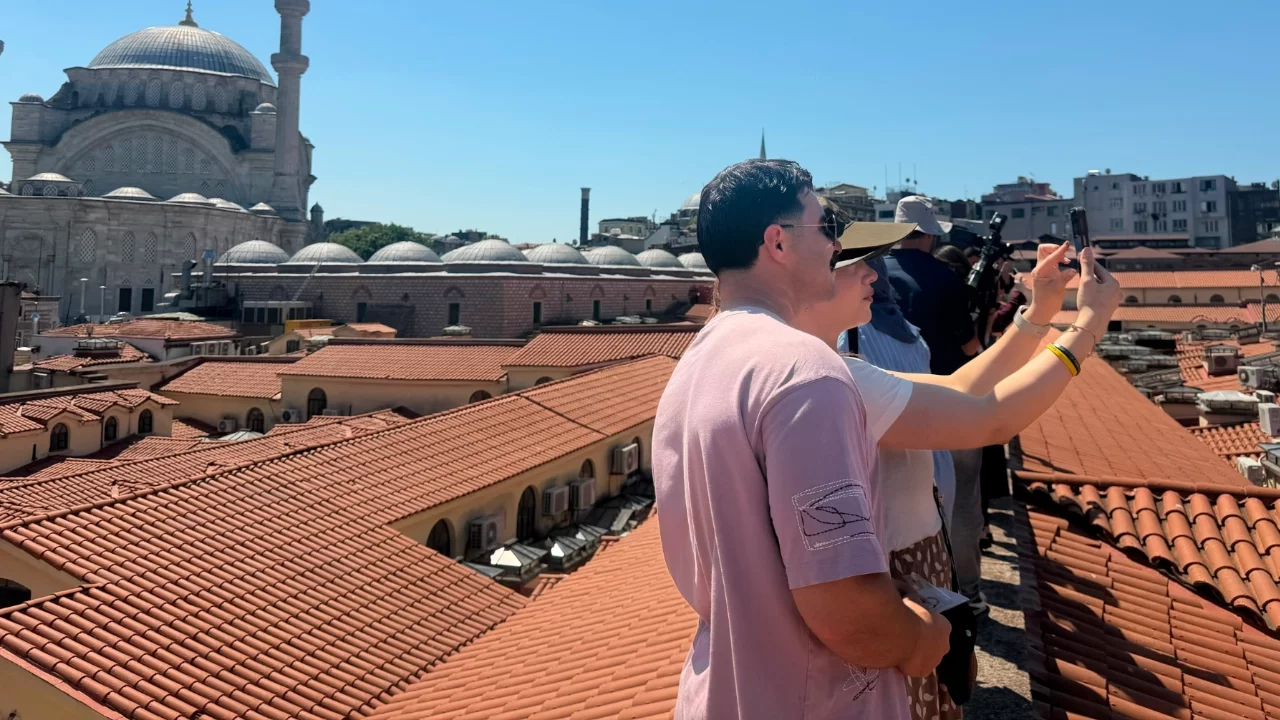 Kapalıçarşı turuna yoğun ilgi: Çatıda adeta fotoğraf yarışı