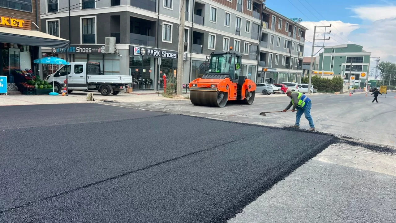 Bursa Büyükşehir Belediyesi İnegöl'de asfalt çalışmalarını sürdürüyor