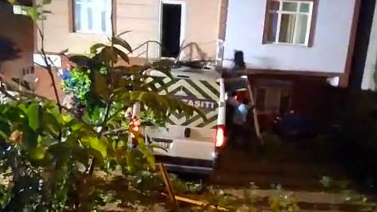 İstanbul'da servis minibüsü evin bahçesine uçtu: 1 yaralı