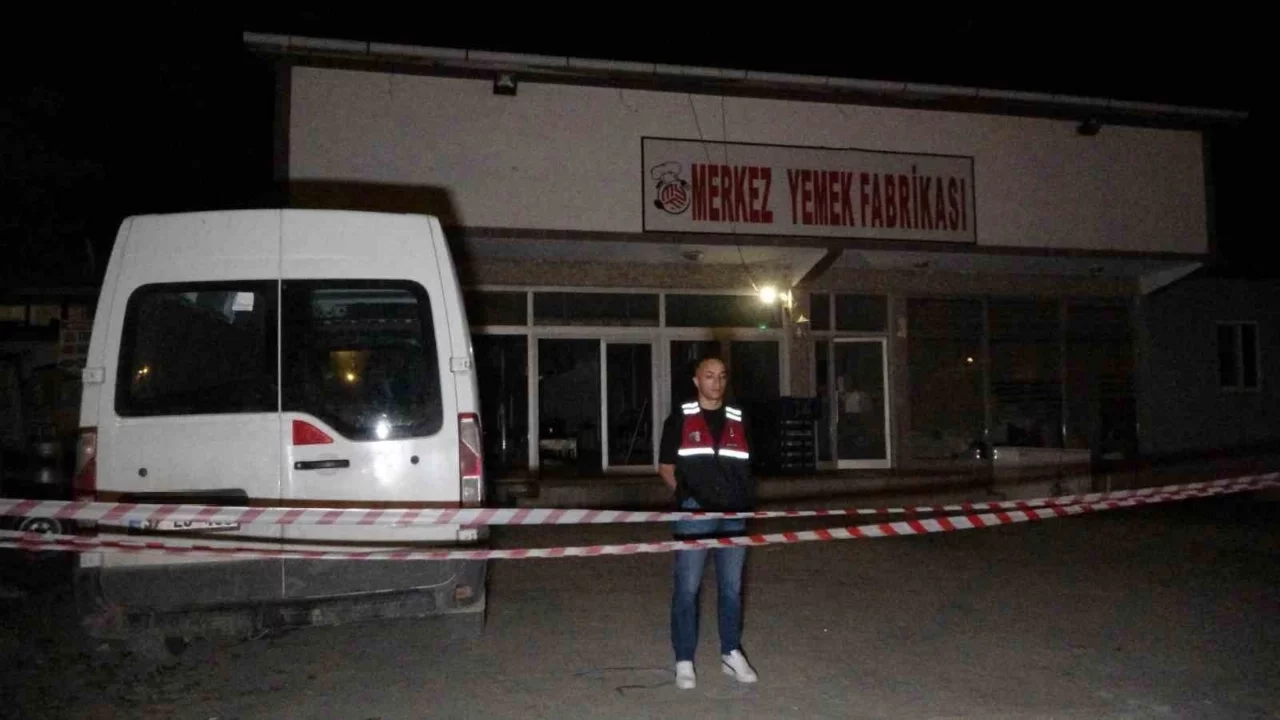 Yemek fabrikasına silahlı saldırı: Aşçı hayatını kaybetti, saldırgan her yerde aranıyor