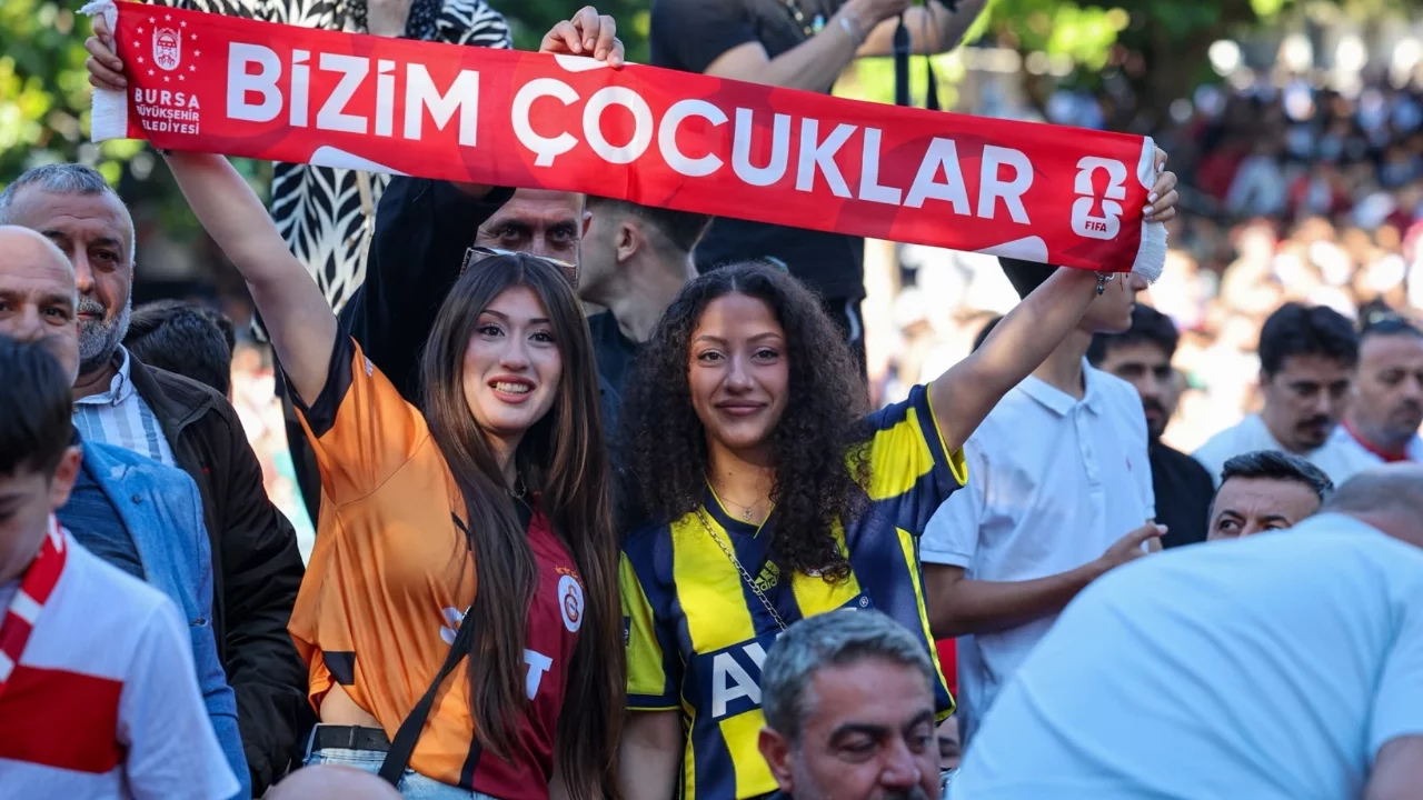 Bursalılar omuz omuza Milli Takım'ı destekledi