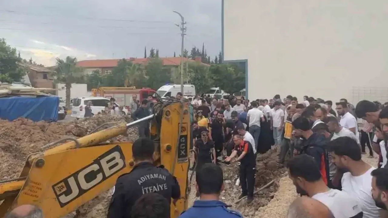 Adıyaman'da baba oğul göçük altında kaldı