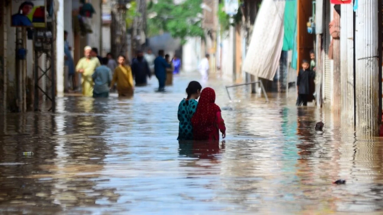 Pakistan'da şiddetli rüzgar ve yağışlara bağlı olaylarda 7 kişi öldü