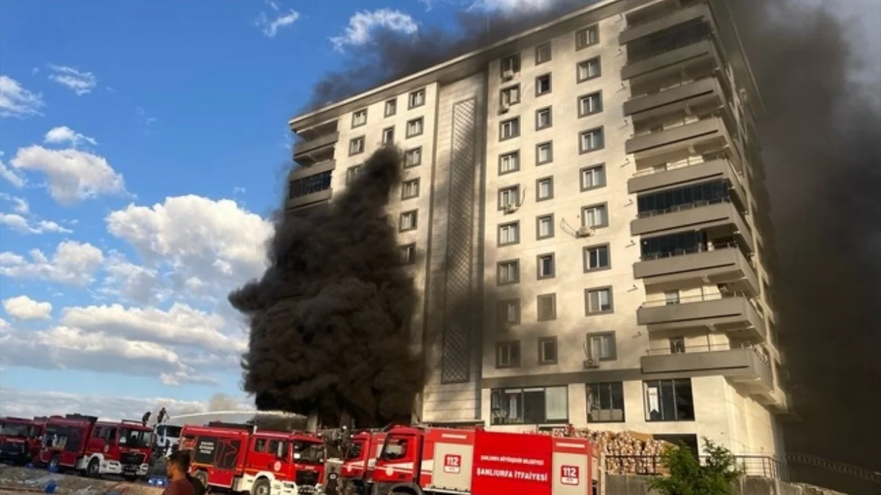 Şanlıurfa'da 10 katlı apartmanda çıkan yangına müdahale sürüyor
