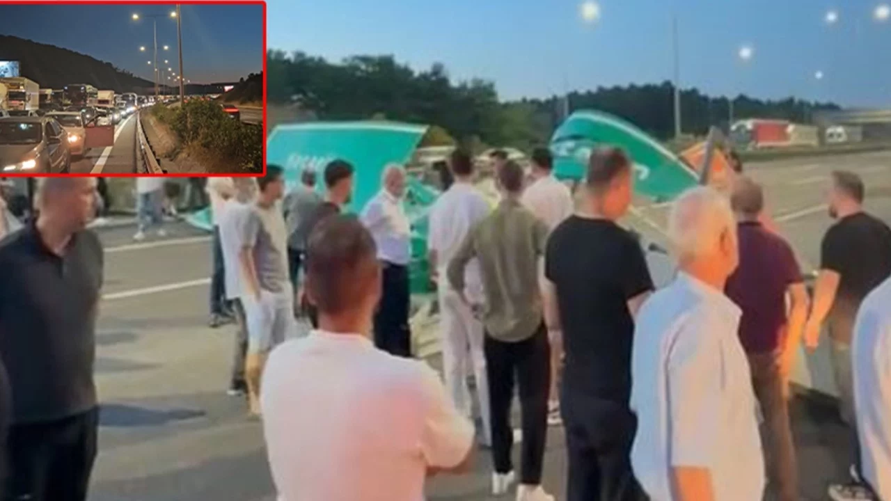 Kuzey Marmara Otoyolu'nda kamyonun çarptığı tabela devrildi