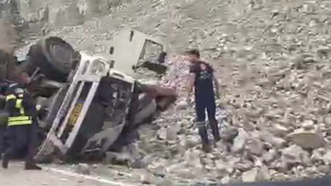 Erzurum'da freni patlayan tırdan atlayan sürücü öldü, 2 kişi yaralandı
