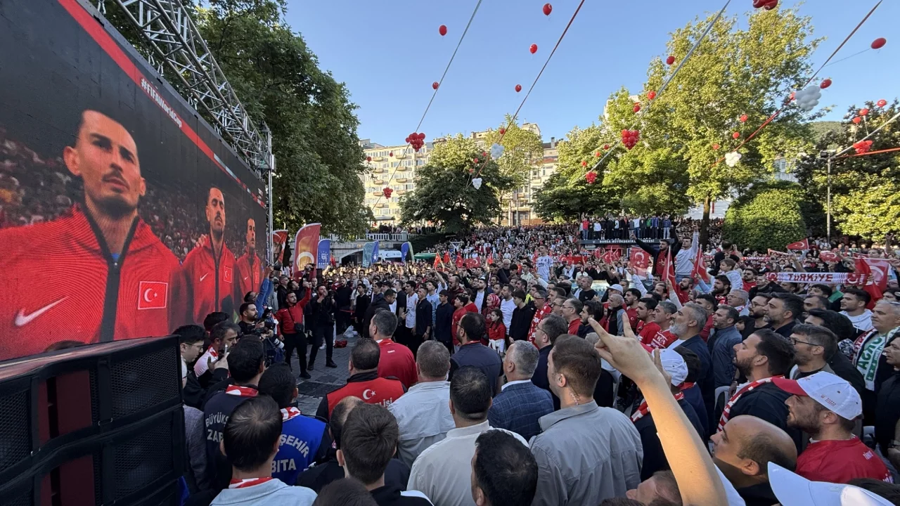 Bursa'da A Milli Futbol Takımı'nın maçı dev ekrandan takip edildi