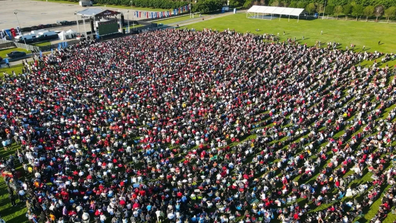 İstanbul'da meydan ve parklar milli maç heyecanıyla doldu taştı