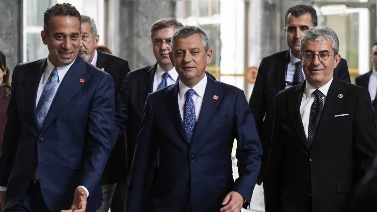 Gözler yarına çevrildi: Özgür Özel'den 'olağanüstü kurultay' hamlesi