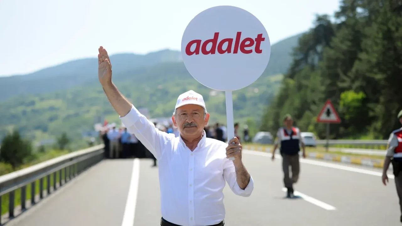 Kılıçdaroğlu CHP'sinin sözcüsü Müslim Sarı'dan 'Adalet Yürüyüşü' paylaşımı