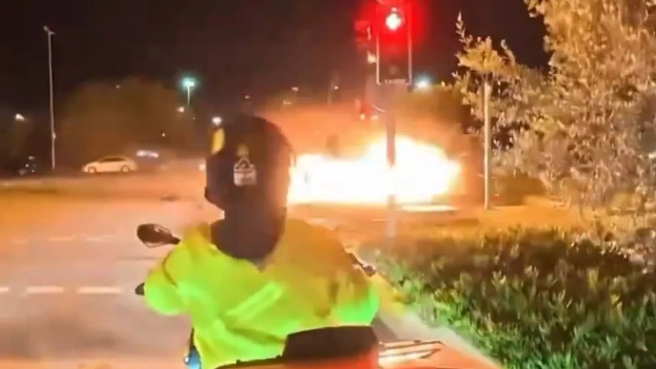 Maltepe Sahili'nde kazada otomobil alevlere teslim oldu: 2'si ağır 4 yaralı