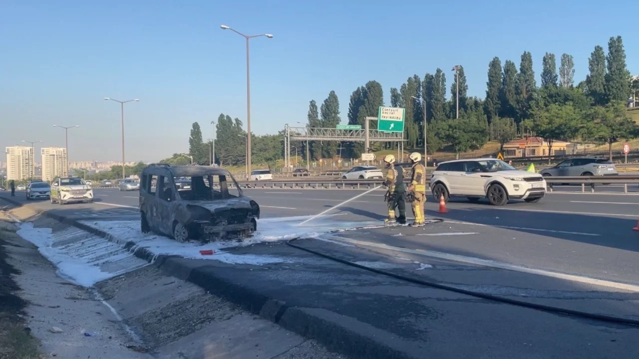 Esenyurt TEM Otoyolu'nda seyir halindeki hafif ticari araç yandı