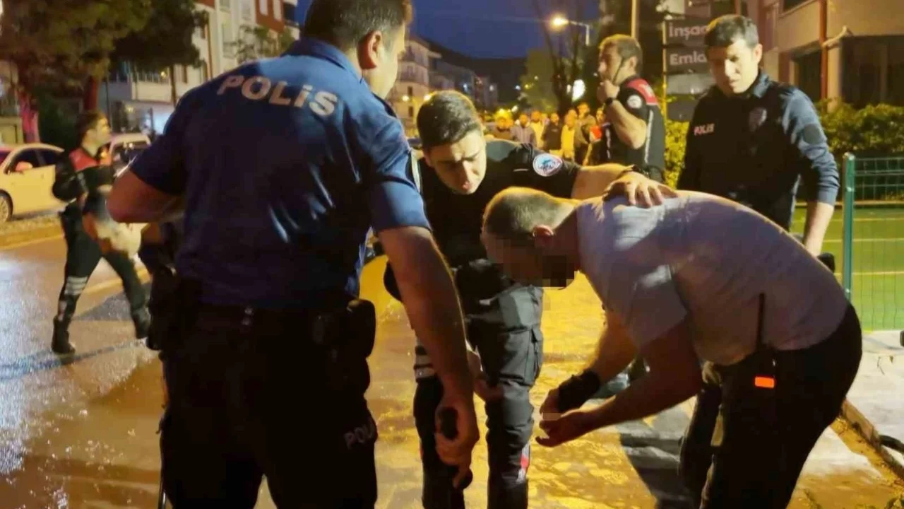 Aksaray'da öfkeli baba, kızını rahatsız eden gencin kulağını kesti: 1'i polis 2 yaralı