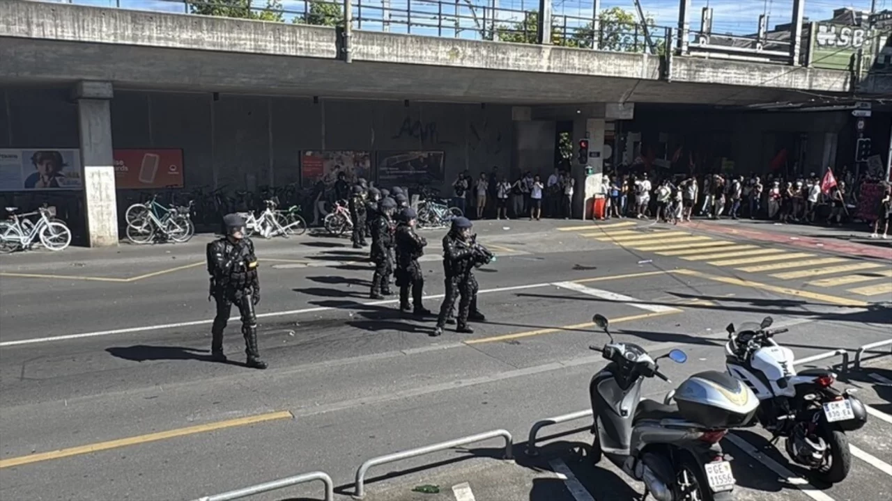 Cenevre'de düzenlenen G7 Zirvesi karşıtı eylem, polisin biber gazlı müdahalesiyle son buldu