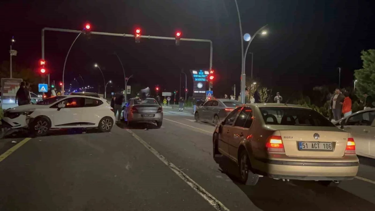 Niğde'de 5 araçlı zincirleme kaza: 2 yaralı