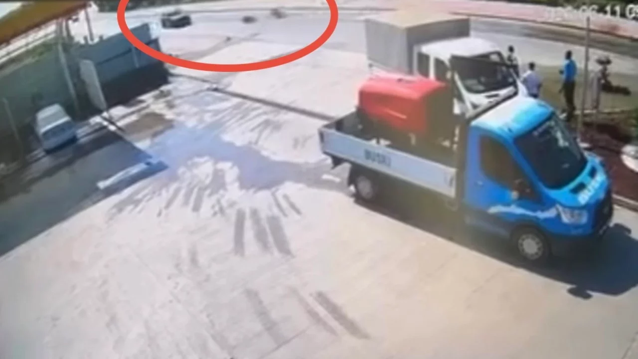 Bursa'da su birikintisine giren motosiklet sürücüsü, ölümden döndü