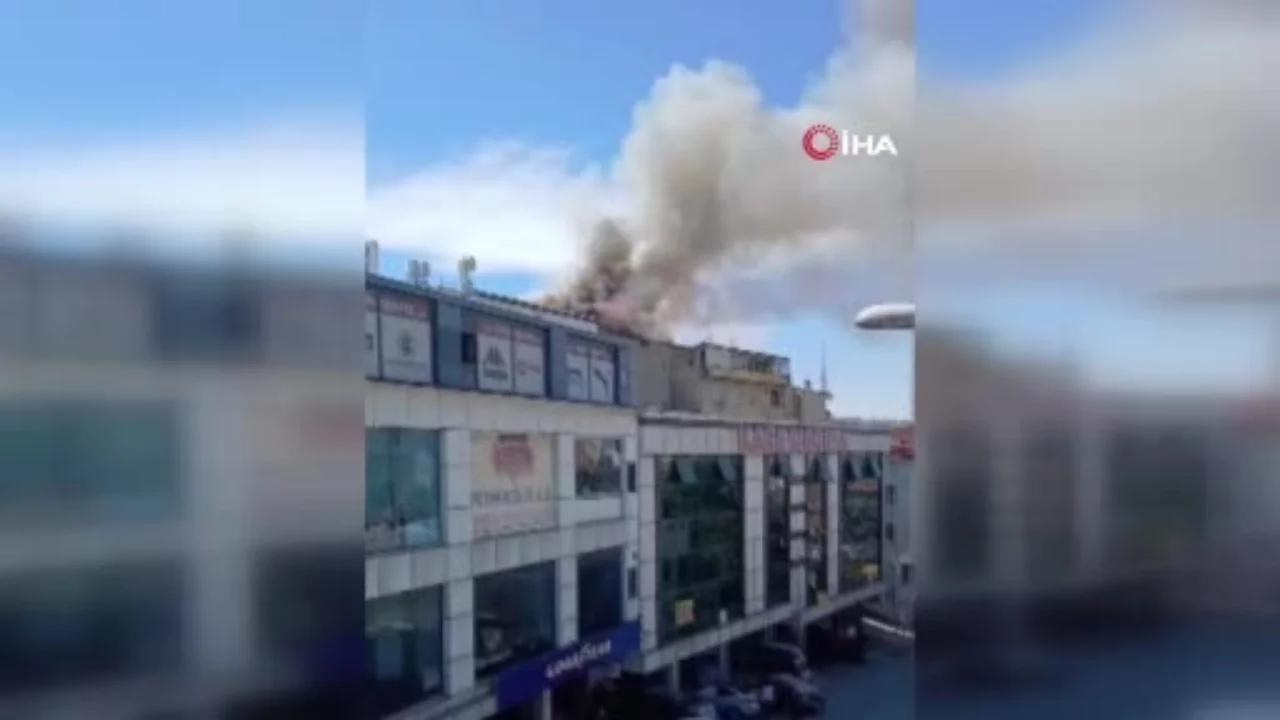 İstanbul'da 3 katlı binanın çatı katında yangın
