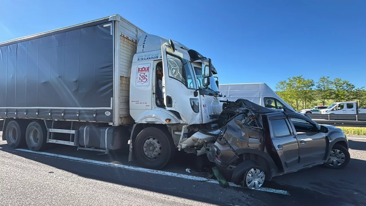 TEM Otoyolu'nda kamyon cipi önüne katıp sürükledi: 2 kişi yaralandı