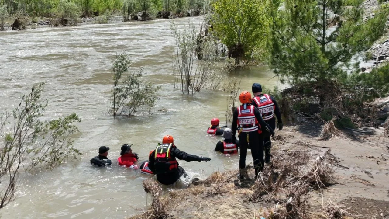 Kelkit Irmağı'nda kaybolan genç kızı arama çalışmaları sürüyor