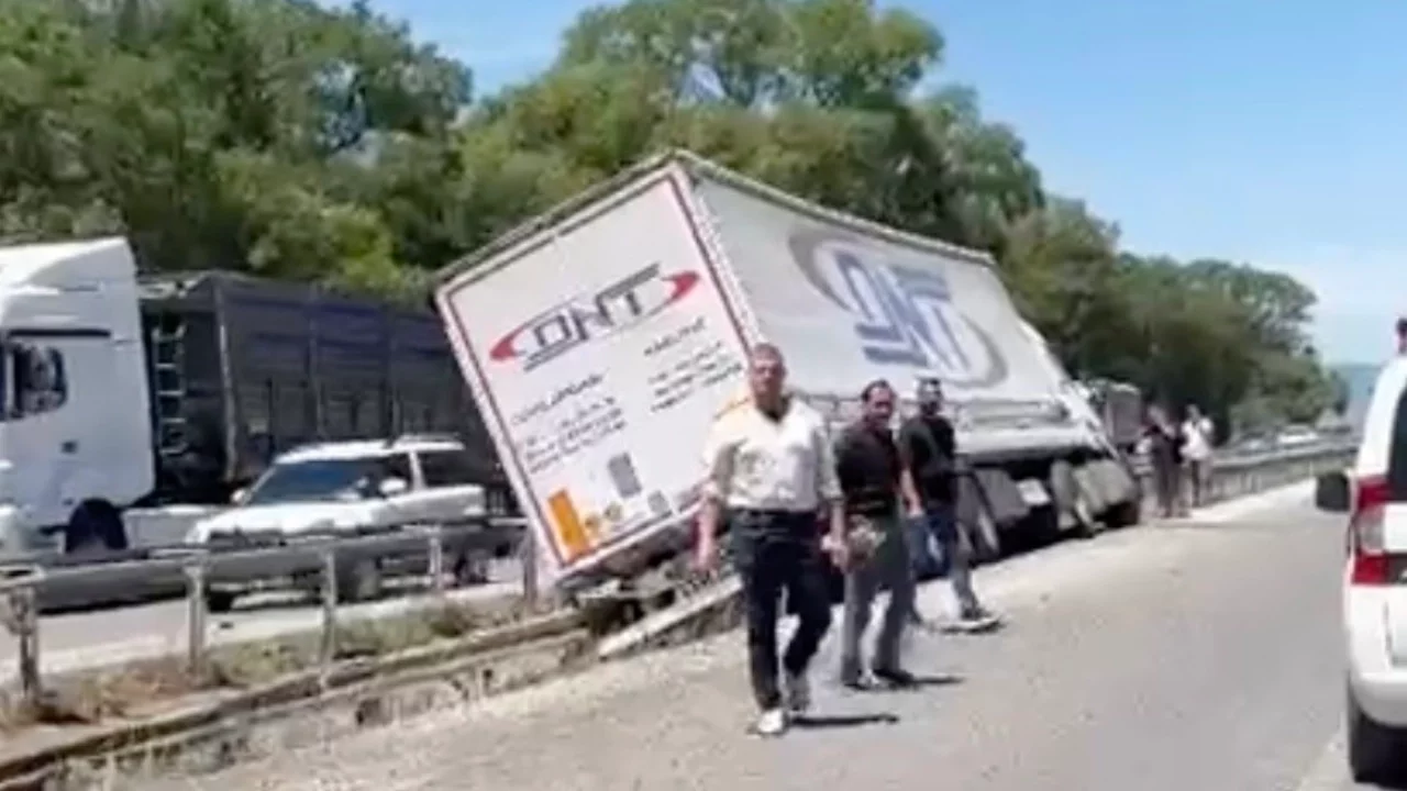 Bursa Karacabey'de ön lastiği patlayan tır refüje girdi