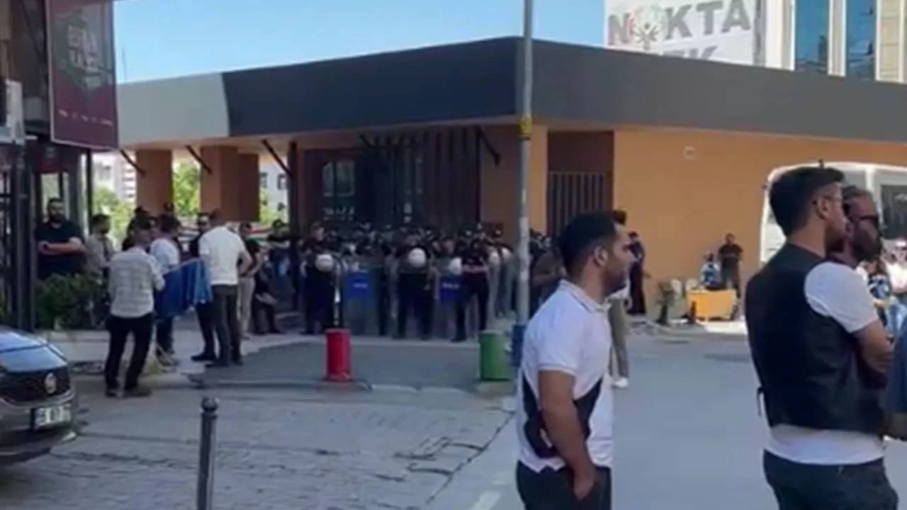 Öğretmenlere yine polis ablukası