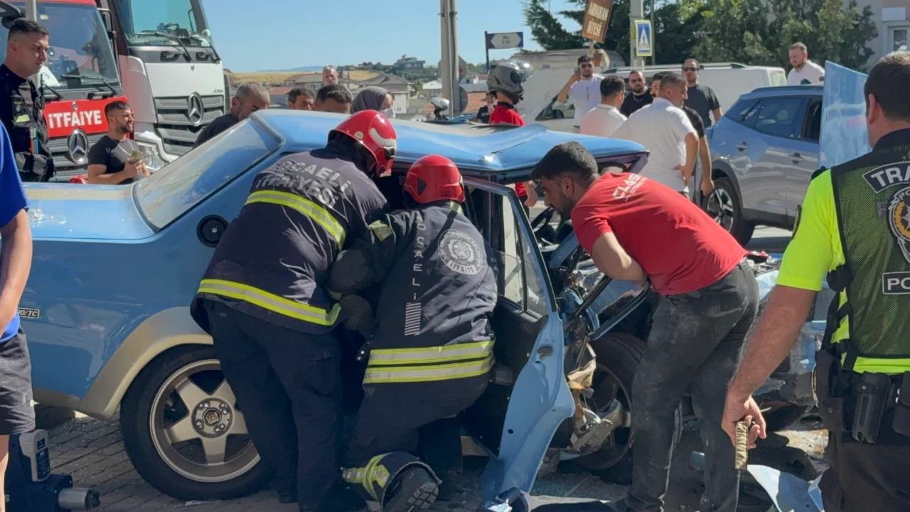Ardı ardına şerit değiştiren sürücü kaza yaptı: Yaralılar var