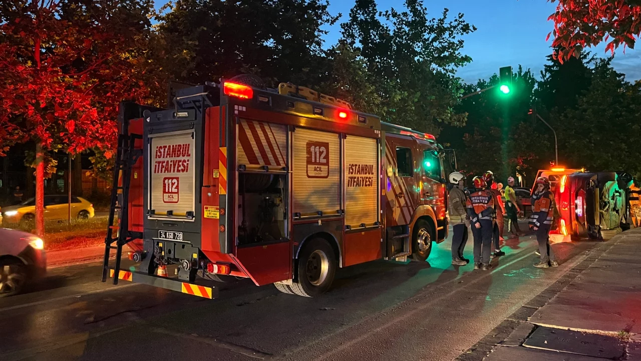 İstanbul'da kaza yapan lüks araç yan yattı: 2 yaralı