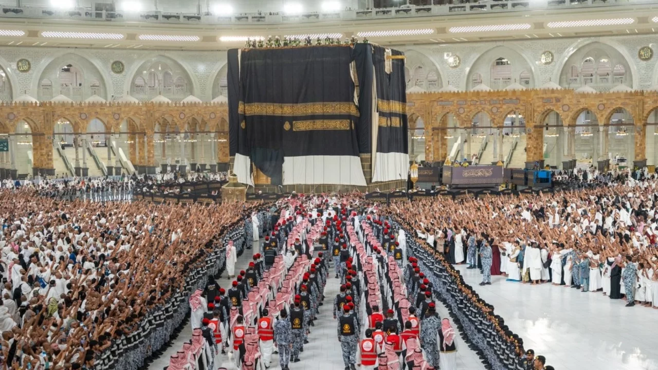 Kâbe'nin yeni örtüsü serildi