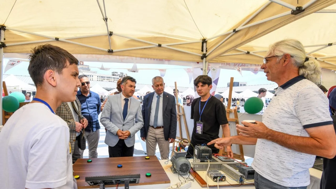 Osmangazi'de TÜBİTAK 4006-C Bilim Fuarı Festivali kapılarını açtı