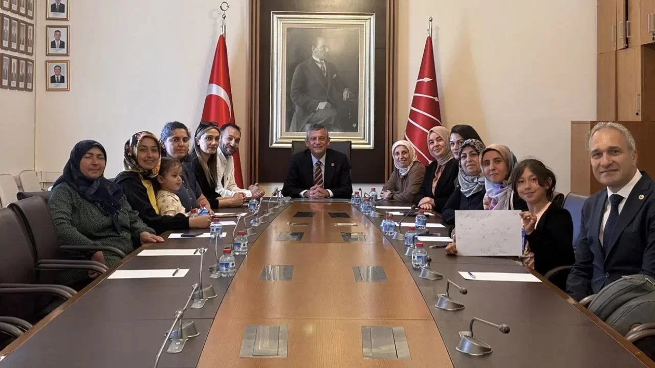 Özgür Özel, özel sektör öğretmenleriyle bir araya geldi